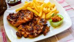 muslos de pollo deshuesados con papas fritas