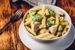 pasta integral con pollo y brócoli