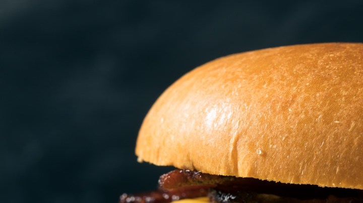 sandwich brioche con queso y bacon