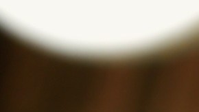 Milanesa de pollo empanizada con salsa de cilantro