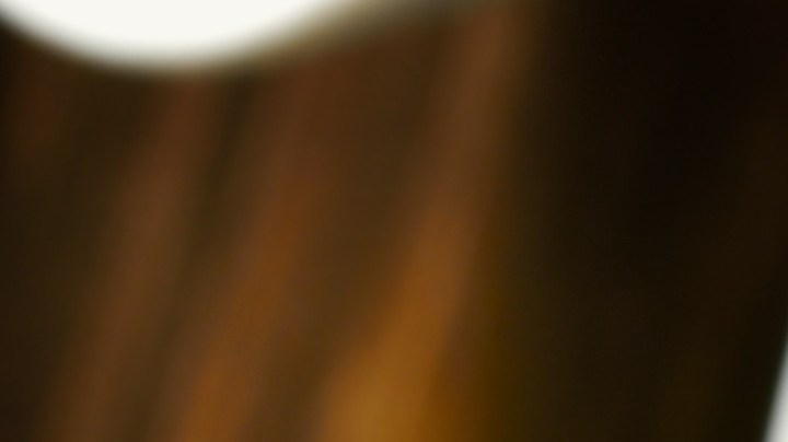 Milanesa de pollo empanizada con salsa de cilantro