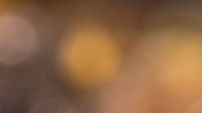 Slutty Brownies en una bandeja sobre una mesa