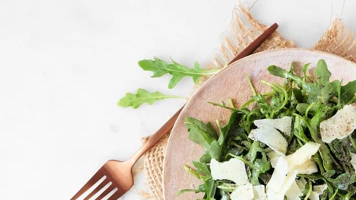 Ensalada de rúcula y queso parmesano
