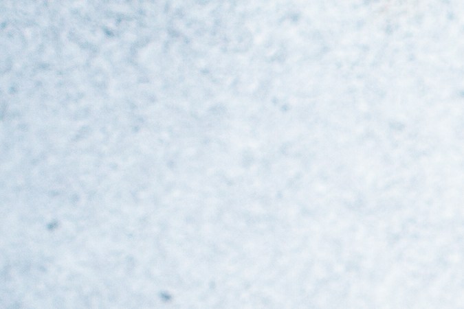 Milanesa de pollo empanizada con aguacate y limón