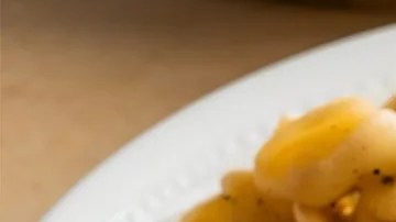 Milanesa de pollo empanizada con queso mozzarella y albahaca