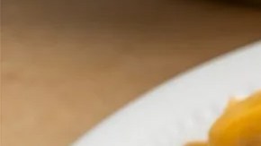 Milanesa de pollo empanizada con queso mozzarella y albahaca