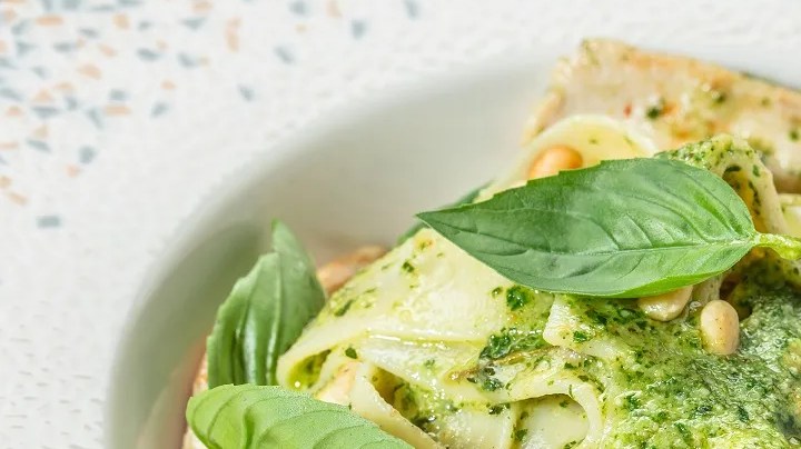 Pappardelle con pesto de albahaca