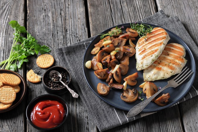 Plato con pechugas de pollo a la plancha con setas salteadas