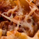 farfalle con salsa de tomate y panceta