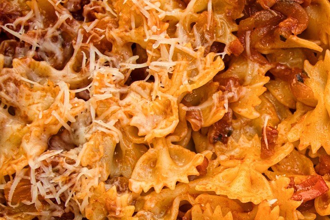 farfalle con salsa de tomate y panceta