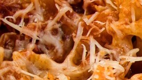 farfalle con salsa de tomate y panceta