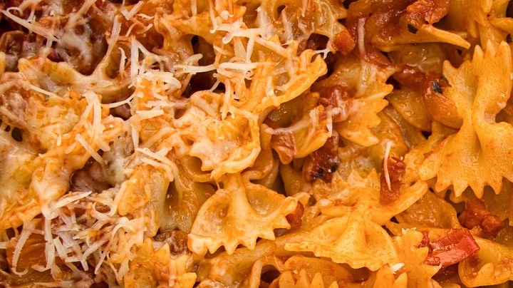 farfalle con salsa de tomate y panceta