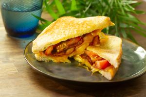 sándwich de huevo con jamón y queso