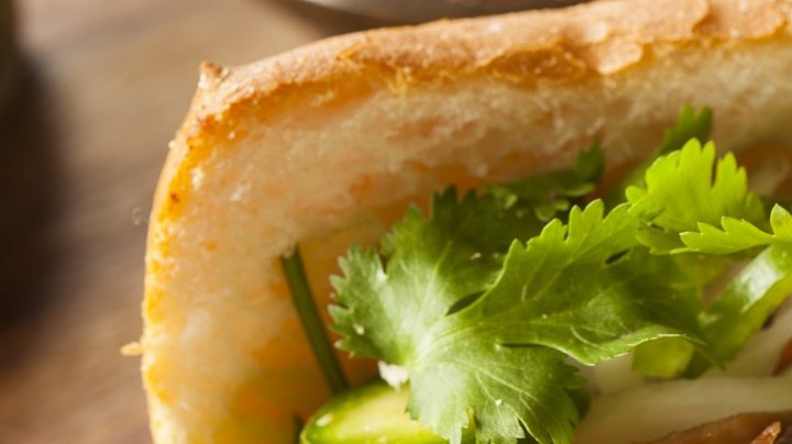 sandwich de cerdo con cilantro