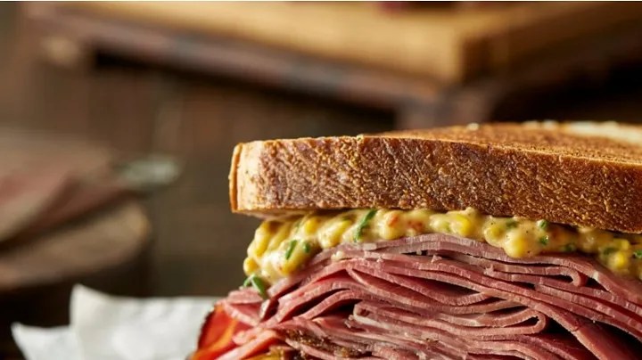 Sándwich de pastrami con centeno