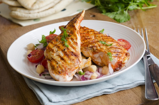 Pechugas de pollo a la plancha con ensalada de garbanzos