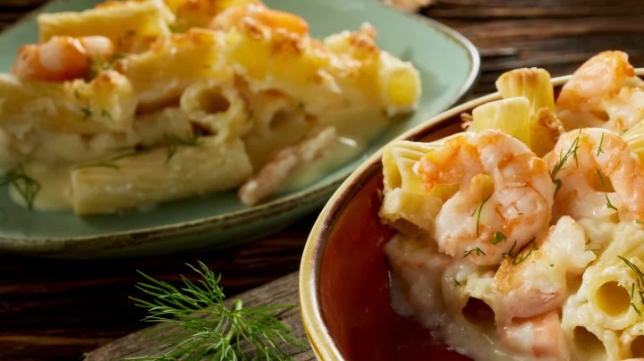 Rigatoni al horno con mariscos y bechamel