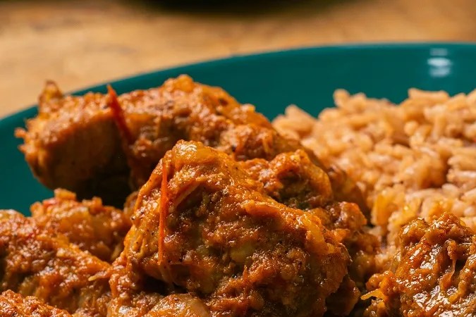 Plato de fricasé de cerdo con arroz congrí
