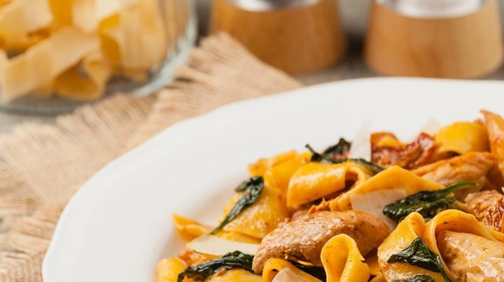 Pappardelle con pollo y espinacas