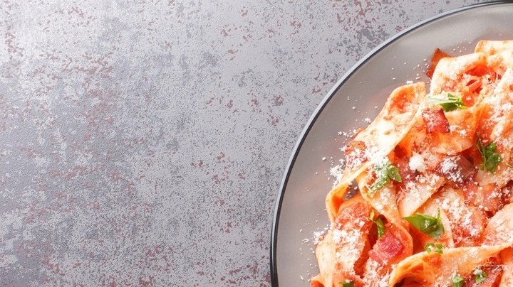 Pappardelle con salsa de tomate y anchoas