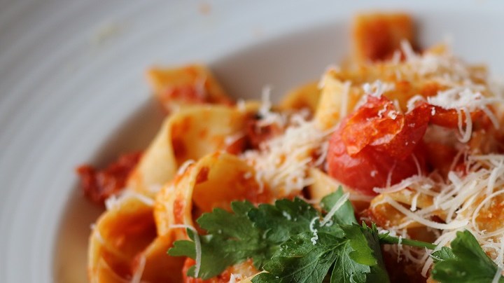 Pappardelle con salsa de tomate y ricotta