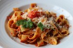 Pappardelle con salsa de tomate y ricotta