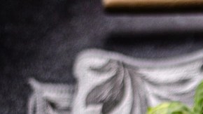 Pechugas de pollo a la plancha con coles de Bruselas