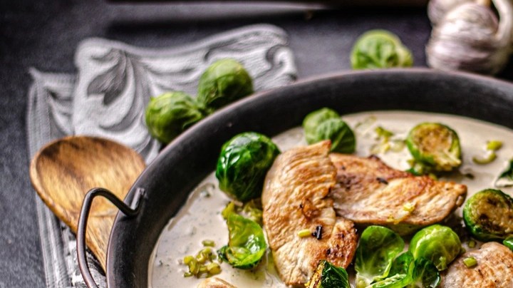 Pechugas de pollo a la plancha con coles de Bruselas