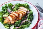 Pechugas de pollo a la plancha con ensalada de kale