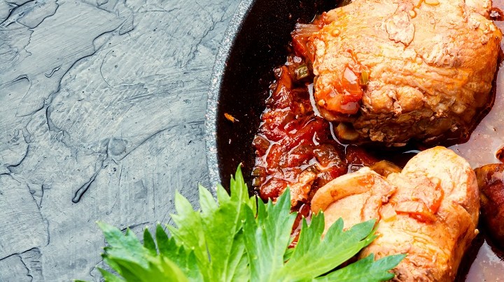 Sartén con pechugas de pollo a la plancha con salsa de higos