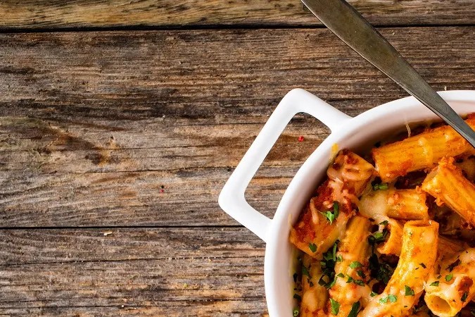 Rigatoni al horno con pollo y champiñones