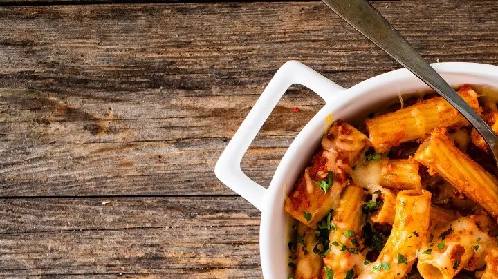 Rigatoni al horno con pollo champiñones