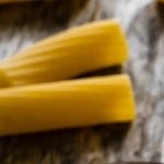 Rigatoni al horno con salchicha y espinacas