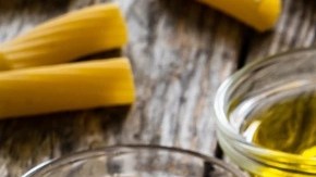 Rigatoni al horno con salchicha y espinacas