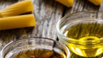 Rigatoni al horno con salchicha y espinacas