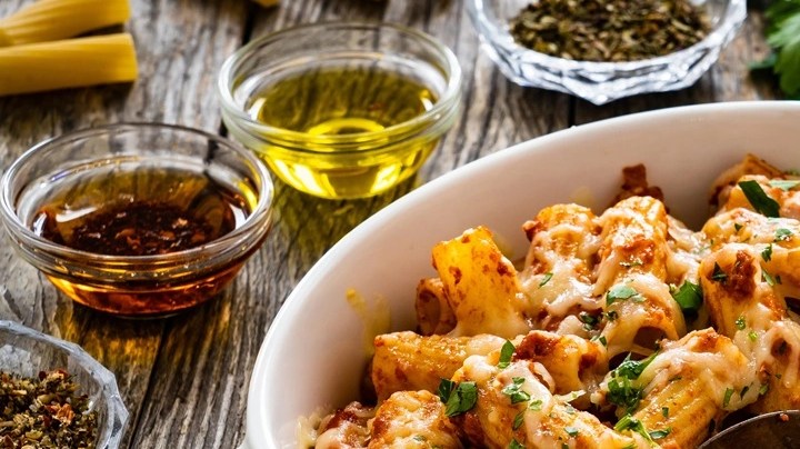 Rigatoni al horno con salchicha y espinacas