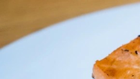 Salmón asado con alioli