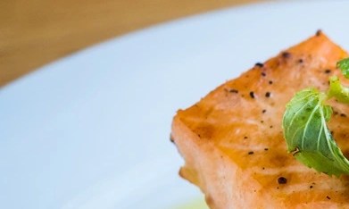 Salmón asado con alioli