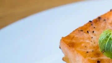 Salmón asado con alioli