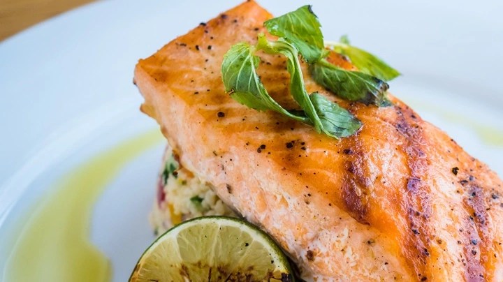 Salmón asado con alioli