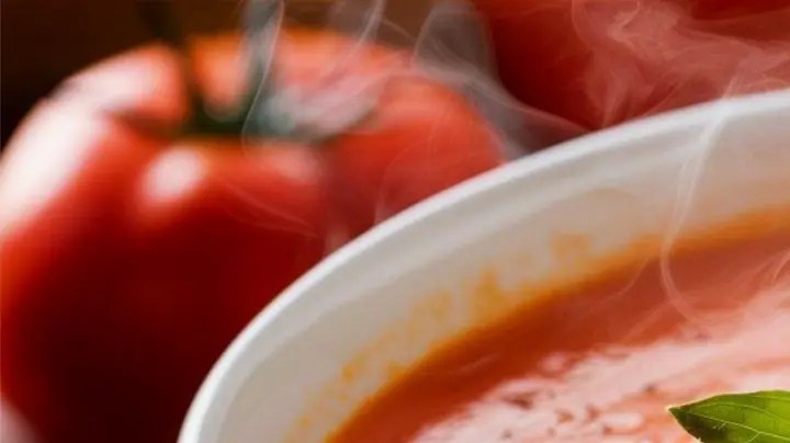 crema de tomate con albahaca
