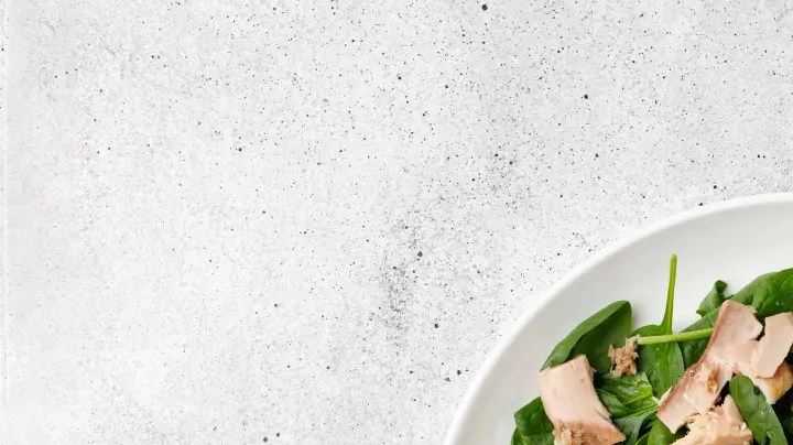 ensalada de espinaca con atún y huevo mollet