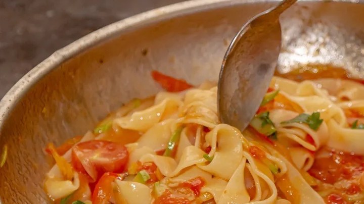 pappardelle con salsa de tomate y hierbas