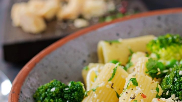 rigatoni con brócoli y guisantes