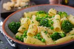 rigatoni con brócoli y guisantes
