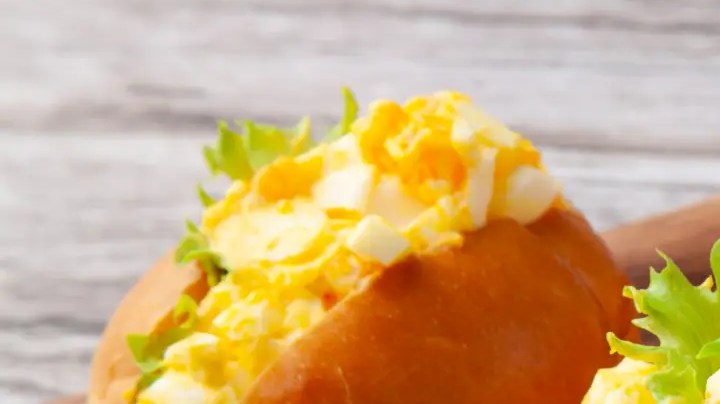 sándwich de ensalada de huevo en panecillo