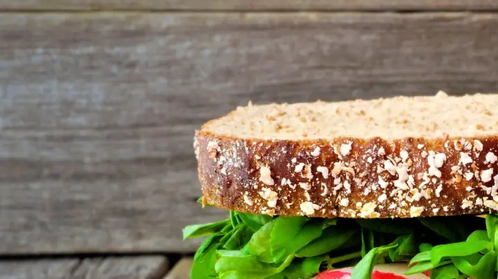 sándwich de pan integral con aguacate y queso fresco