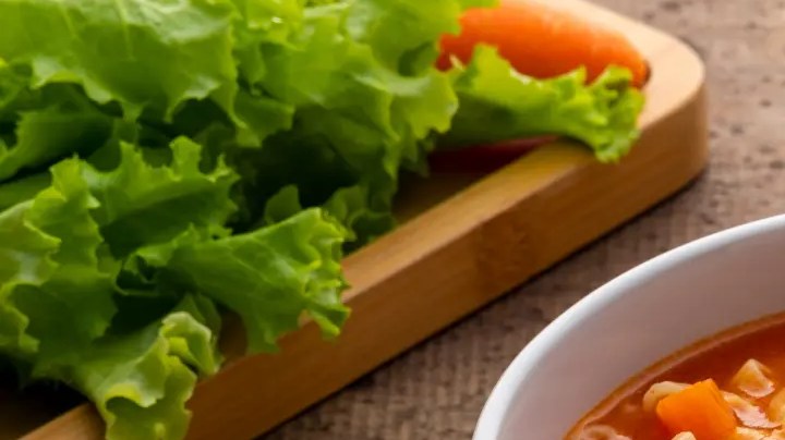 sopa de macarrones con carne y tomate