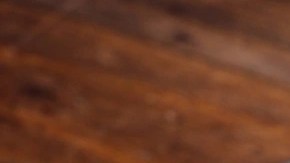 Arepa rellena de pollo desmechado sobre una tabla de madera