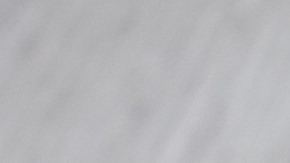 Plato blanco con una servilleta y buñuelos de manzana